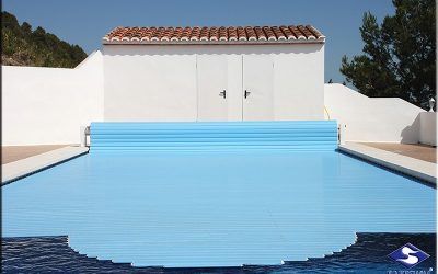 Why is it important to use a pool cover alongside a heat pump?